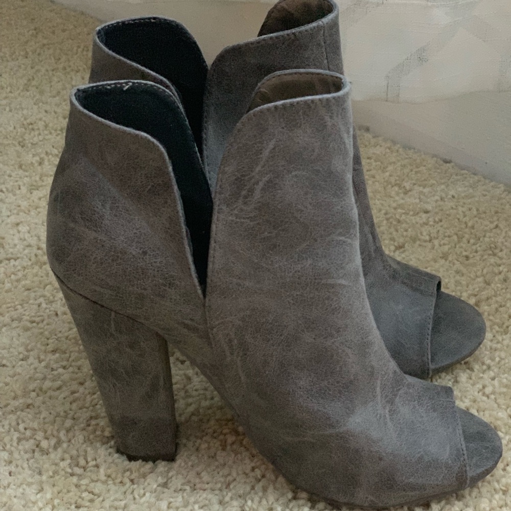 Super cute Gray booties!